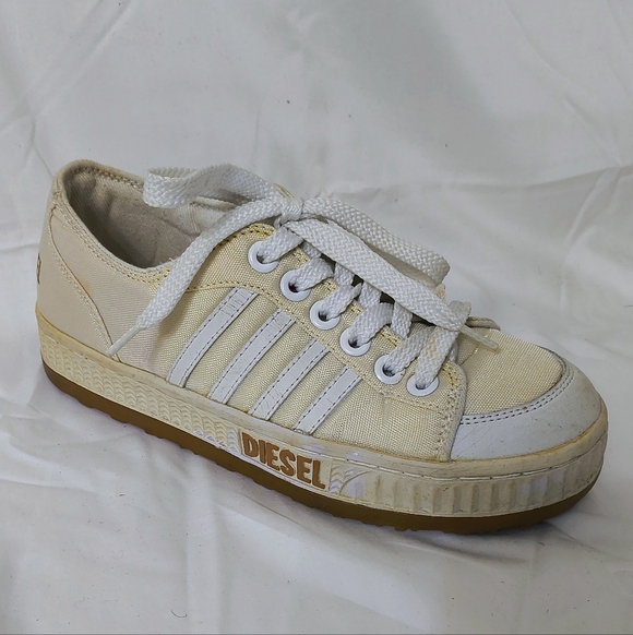 Diesel Pet Low-top Canvas Sneakers - Picture 2 of 11